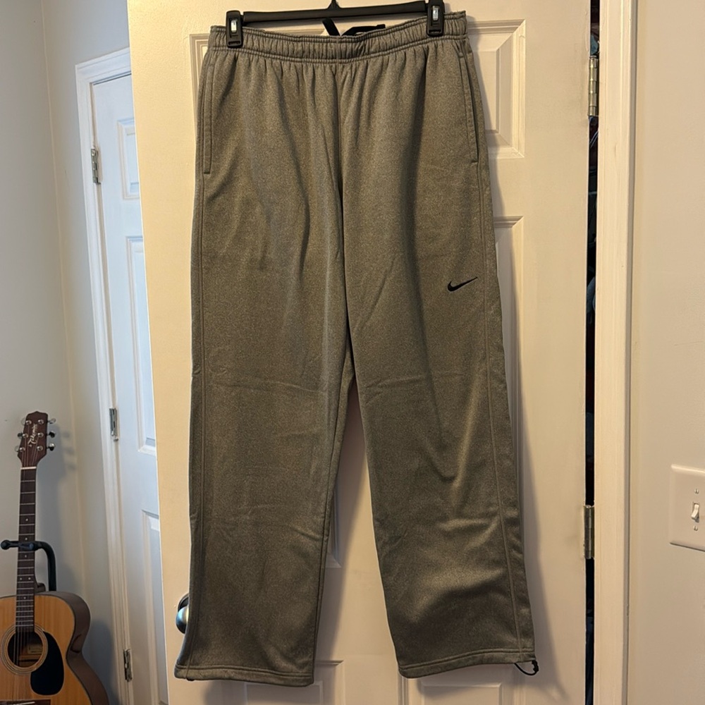 Men’s Nike, XL,  therma fit grey sweat pants.